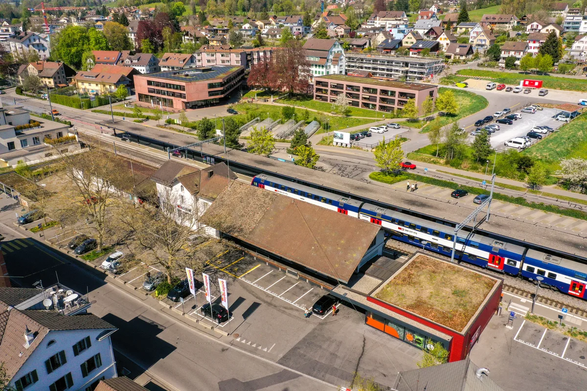 Auch der Bahnhof Pfäffikon soll längere Perrons erhalten. Blick aus der Luft auf den Bahnhof Pfäffikon.